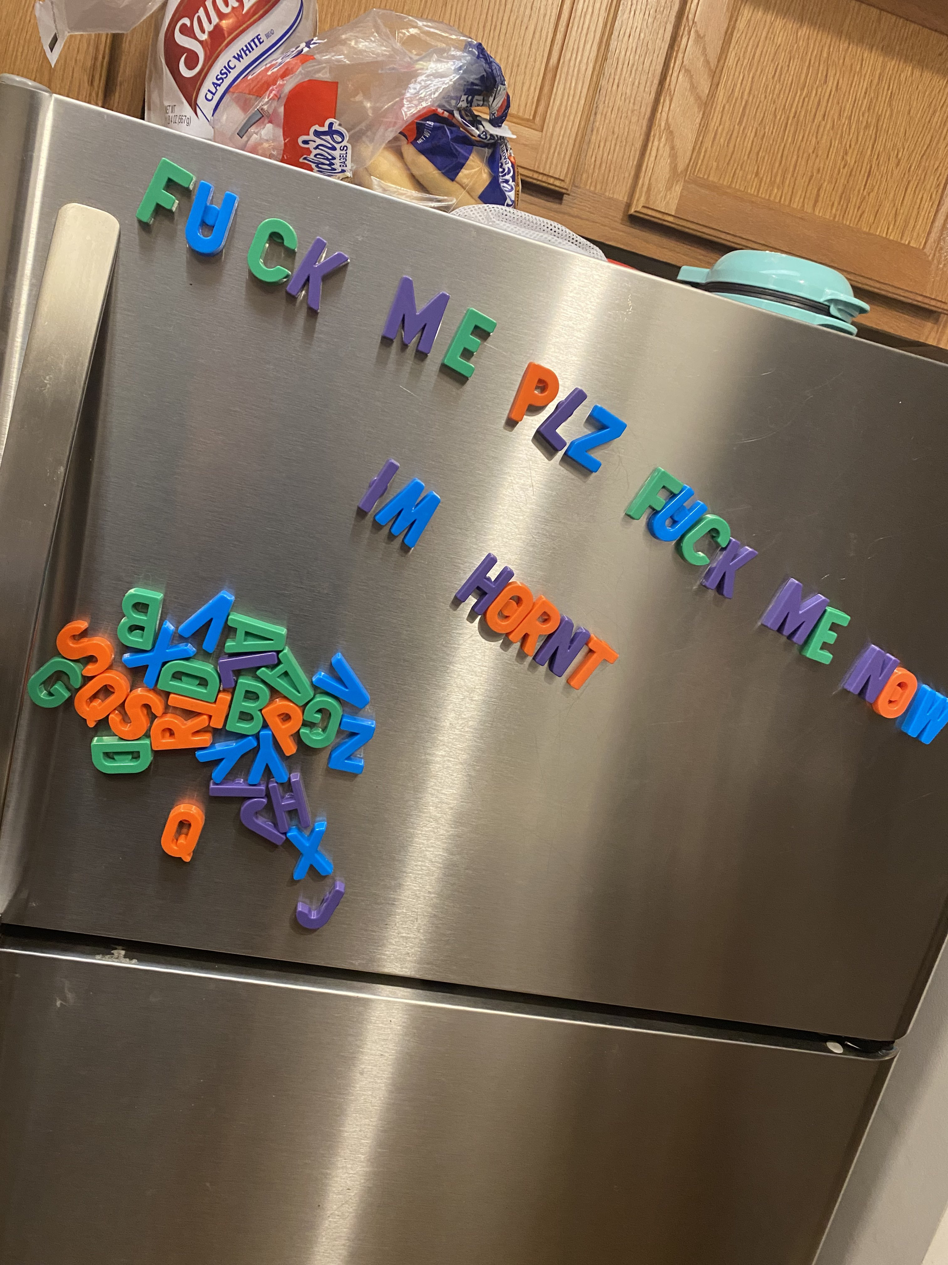 image of letters on a fridge saying 'Fuck me plz, fuck me now. im hornt'